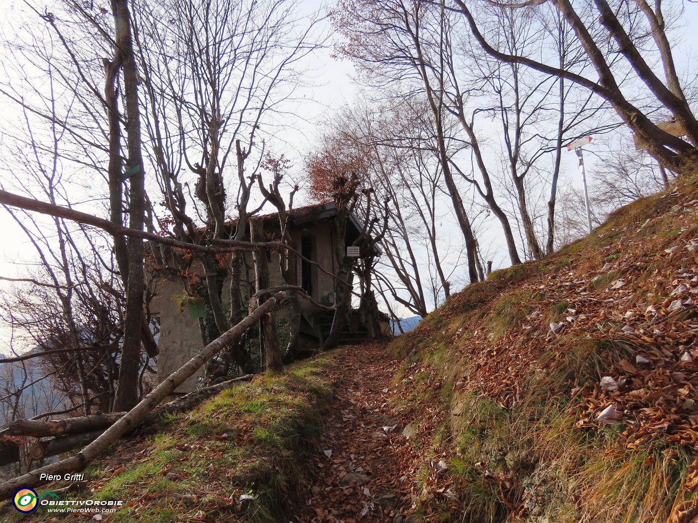 10 Al roccolo sentiero a dx.JPG